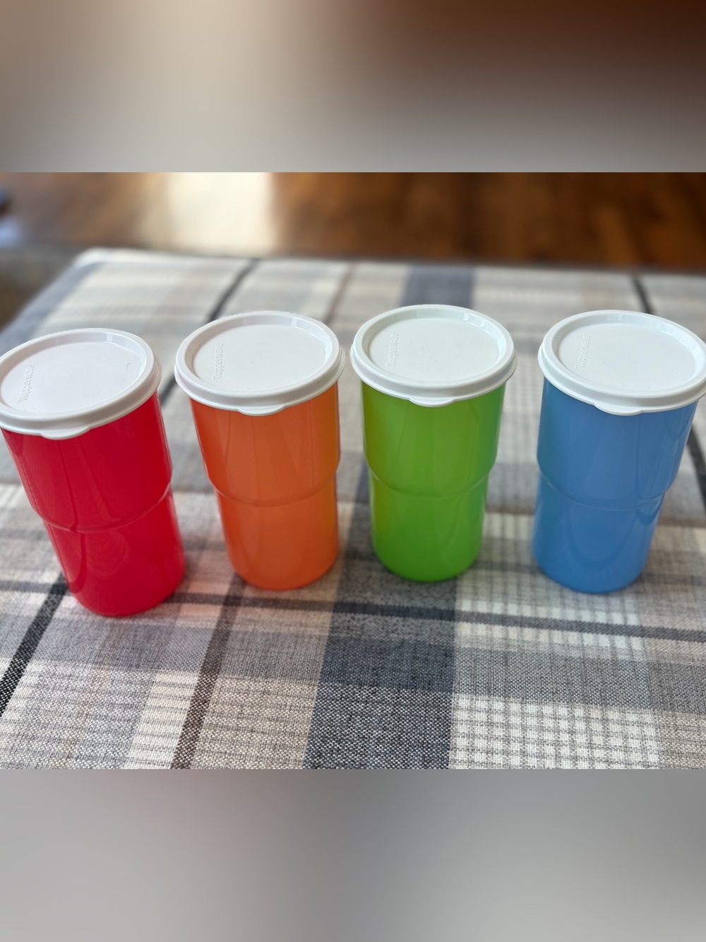 Set of 4 Tabletop Tumblers 12 oz  Plastic Tupperware Cups with White Lids